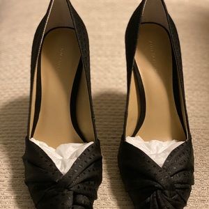 Ann Taylor Mila top knot pump